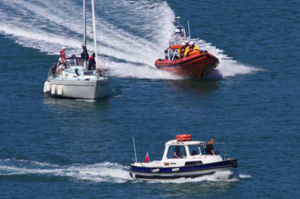 10 August 2022 - 14:40:30
Mind you, the lifeboat helm did have to steer an avoiding course. Which they did. Very calmly.
--------------------
Dart RNLI ILB launch close call